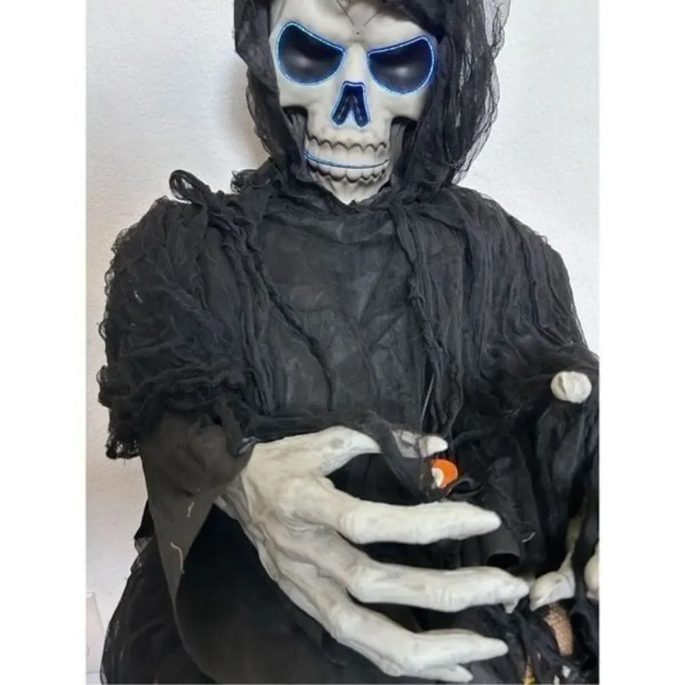 Halloween creepy hanging skull gray with lighting eyes and scary different sound